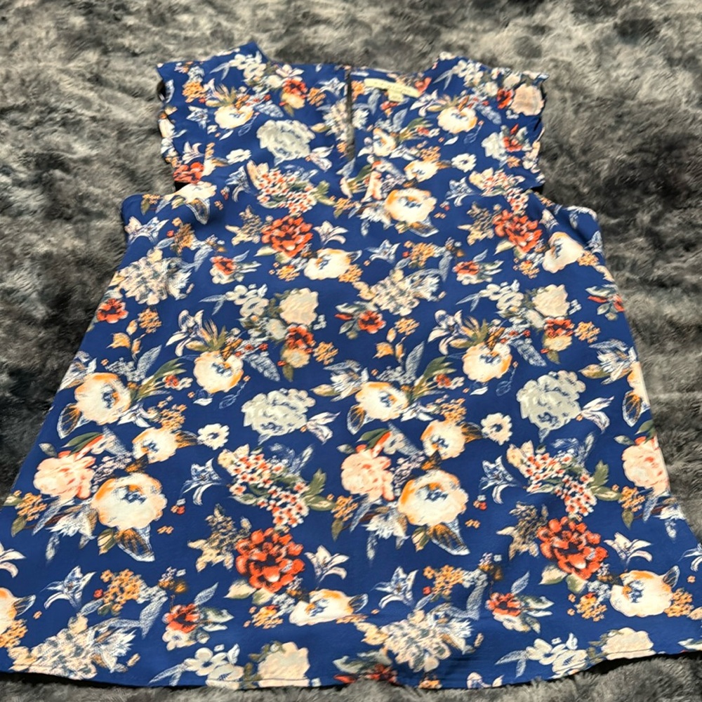 41 Hawthorn, size small, blue floral blouse.